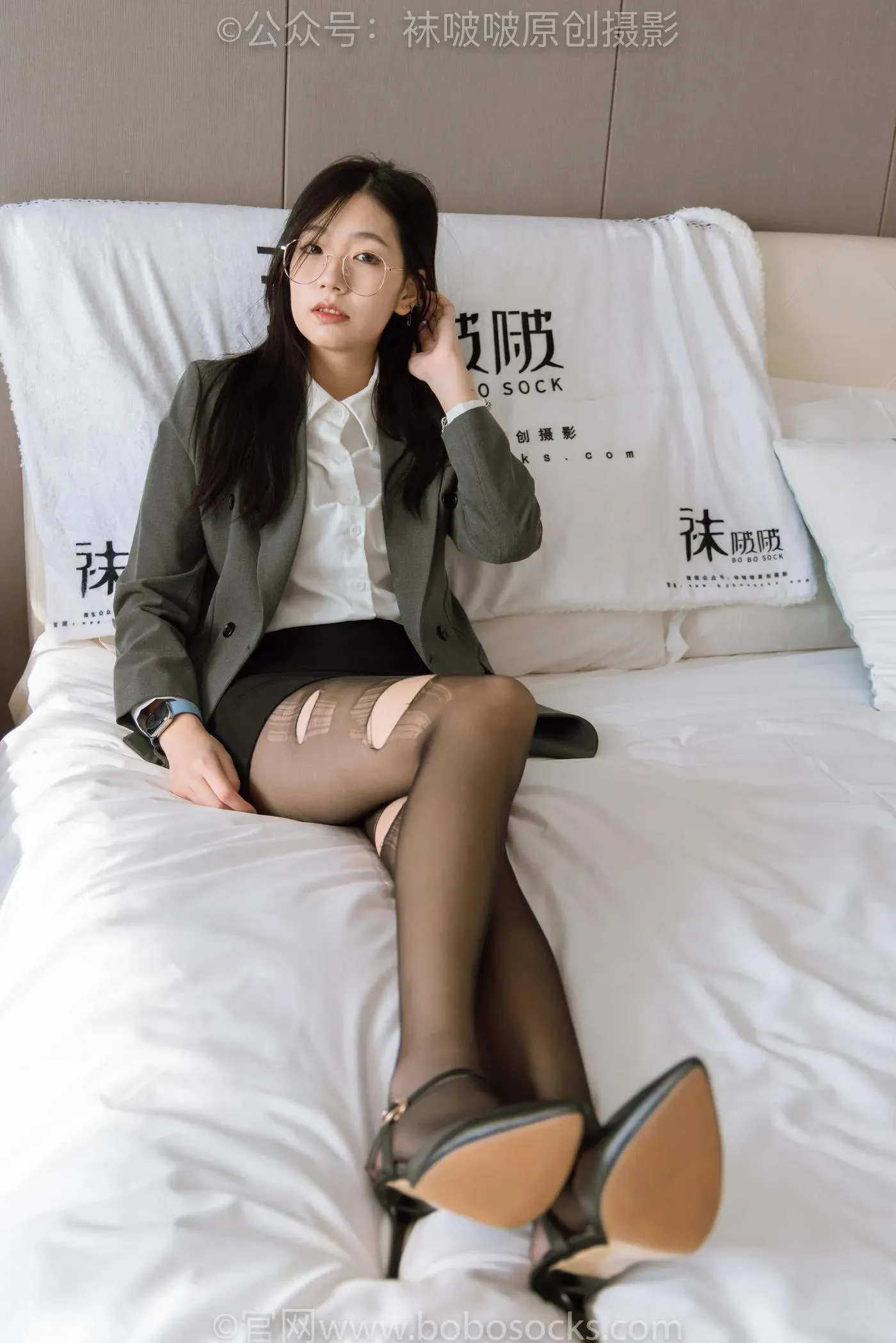 [BoBoSocks袜啵啵]NO.179 小甜豆-OL制服、高跟鞋、黑丝、撕丝袜剧情 [140P]插图2